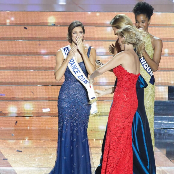 Iris Mittenaere, Miss France 2016, Sylvie Tellier, Miss France 2002, Camille Cerf, Miss France 2015, Morgane Edvige, 1ère dauphine de Miss France 2016 - Iris Mittenaere, Miss Nord-Pas-de-Calais élue Miss France 2016 lors du concours organisé à Lille, le 19 décembre 2015.