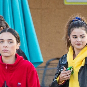 Exclusif - Selena Gomez fait du shopping avec des amis à Los Angeles, le 6 novembre 2019.06/11/2019 - Los Angeles