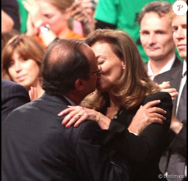 François Hollande, officiellement investi candidat de la gauche à la présidentielle, embrasse sa compagne Valérie Trierweiler avec son discours, à Paris, le 22 octobre 2011.