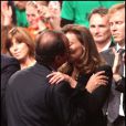 François Hollande, officiellement investi candidat de la gauche à la présidentielle, embrasse sa compagne Valérie Trierweiler avec son discours, à Paris, le 22 octobre 2011.