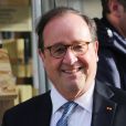 François Hollande dédicace son livre "Répondre à la crise démocratique" dans une librairie parisienne, le 30 novembre 2019.