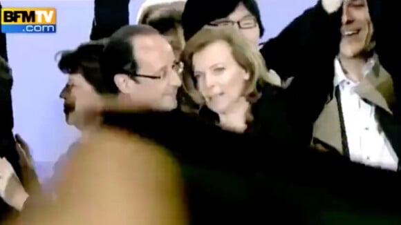 Le 6 mai 2012, François Hollande embrasse Valérie Trierweiler à sa demande.