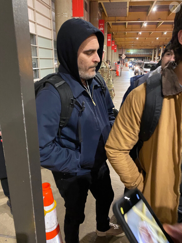 Exclusif - Joaquin Phoenix essaie de passer incognito à son arrivée à l'aéroport de Washington, le 10 janvier 2020.
