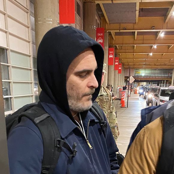 Exclusif - Joaquin Phoenix essaie de passer incognito à son arrivée à l'aéroport de Washington, le 10 janvier 2020.