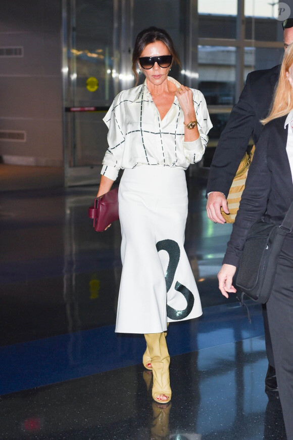 Exclusif - Victoria Beckham arrive à l' aéroport de New York le 18 octobre 2019 New York