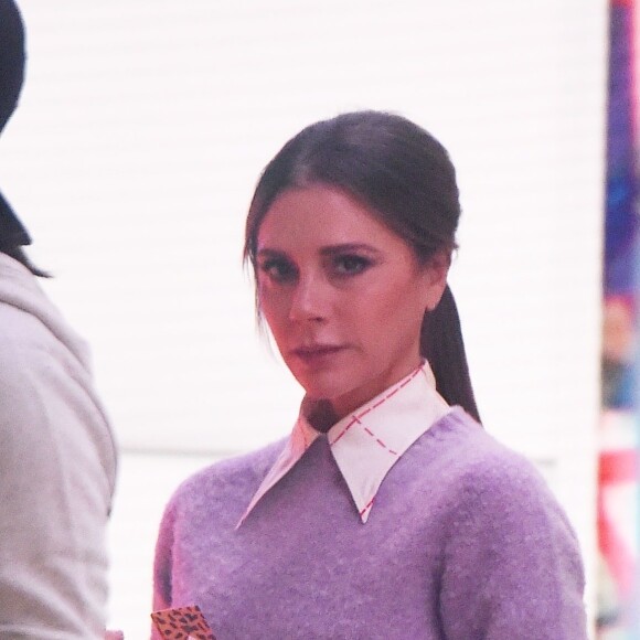 Victoria Beckham dans les studios de l'émission 'The Today Show' à New York. La créatrice vient faire la promotion sa nouvelle ligne de maquillage, le 15 octobre 2019. 15/10/2019 - New York