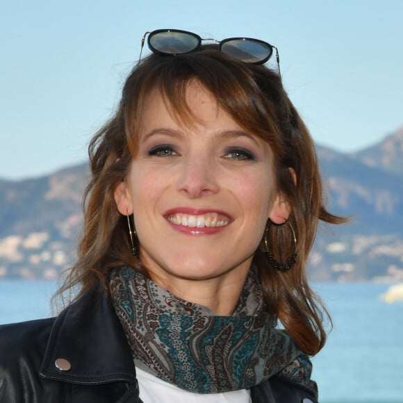 Elodie Varlet de la série "Plus Belle La Vie" sur la croisette lors de la 2ème édition du "Canneseries" à Cannes, France, le 7 avril 2019. © Bruno Bébert/Bestimage