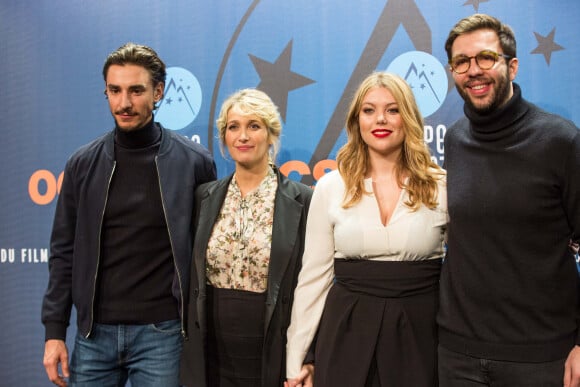 Patrice Revaux, Caroline Anglade (enceinte), Héloïse Martin et Arnaud Mizzon lors du photocall de la soirée d'ouverture de la 23ème édition du festival international du film de comédie l'Alpe d'Huez, Isère, France, le 14 janvier 2020. © Cyril Moreau/Bestimage