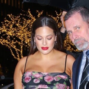Ashley Graham enceinte arrive à l'émission The Tonight Show avec Jimmy Fallon dans une magnifique robe fleurie à New York, le 9 décembre 2019