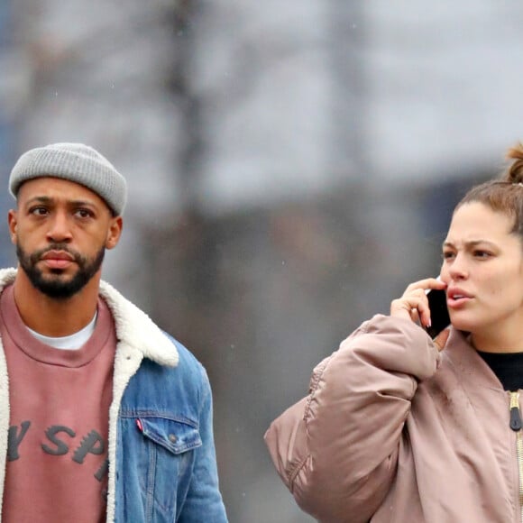 Exclusif - Ashley Graham (enceinte) et son mari Justin Ervin se promènent dans les rues de New York le 23 Novembre 2019