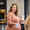 Exclusif - Ashley Graham enceinte, un café à la main, dans les rues de New York, le 18 novembre 2019.