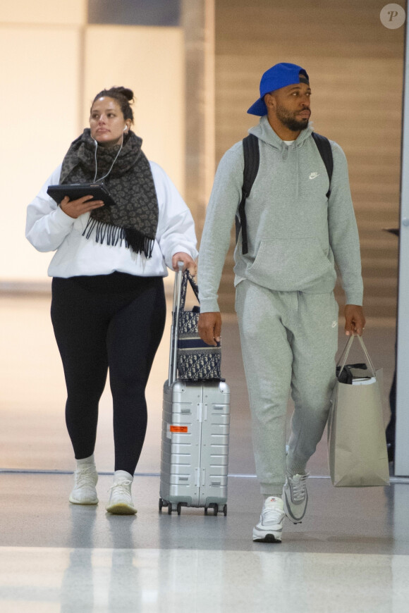Exclusif - Ashley Graham enceinte arrive avec son mari Justin Ervin à l'aéroport de JFK à New York, le 27 octobre 2019