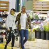 Exclusif - Channing Tatum et sa compagne Jessie J font leurs courses dans une épicerie de Los Angeles. Le couple a fait une rare démonstration d'affection lors de sa sortie. Tatum, 38 ans, porteune veste camouflage et un t-shirt blanc, Jessie J, 30 ans, porte un sweat-shit à capuche blanc, des leggings noirs et des baskets assorties et une chemise à carreaux noire et blanche nouée à la taille. Los Angeles, le 25 mars 2019.