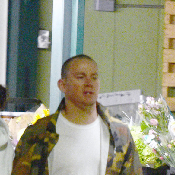 Exclusif - Channing Tatum et sa compagne Jessie J font leurs courses dans une épicerie de Los Angeles. Le couple a fait une rare démonstration d'affection lors de sa sortie. Tatum, 38 ans, porteune veste camouflage et un t-shirt blanc, Jessie J, 30 ans, porte un sweat-shit à capuche blanc, des leggings noirs et des baskets assorties et une chemise à carreaux noire et blanche nouée à la taille. Los Angeles, le 25 mars 2019.