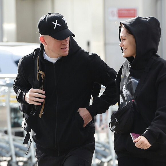 Channing Tatum et sa compagne Jessie J - La chanteuse et l'acteur arrivent à l'aéroport de Heathrow, le couple a croisé B.Ocean, ils ont posé pour une petite photo souvenir avec son amie. Jessie porte un sweatshirt à l'effigie de Yoko Ono et John Lennon. Londres, le 18 mars 2019