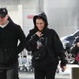 Channing Tatum et sa compagne Jessie J - La chanteuse et l'acteur arrivent à l'aéroport de Heathrow, le couple a croisé B.Ocean, ils ont posé pour une petite photo souvenir avec son amie. Jessie porte un sweatshirt à l'effigie de Yoko Ono et John Lennon. Londres, le 18 mars 2019