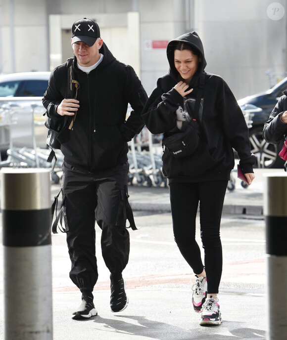 Channing Tatum et sa compagne Jessie J - La chanteuse et l'acteur arrivent à l'aéroport de Heathrow, le couple a croisé B.Ocean, ils ont posé pour une petite photo souvenir avec son amie. Jessie porte un sweatshirt à l'effigie de Yoko Ono et John Lennon. Londres, le 18 mars 2019