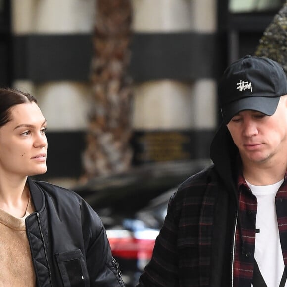 Séparation - Channing Tatum et Jessie J se séparent - Channing Tatum et sa compagne Jessie J se promènent main dans la main dans les rues de Londres. Channing porte une casquette, un t-shirt Louis Vuitton blanc, une veste et une chemise à carreaux, sa paire de baskets est assortie à son t-shirt blanc et noir. Jessie porte un ensemble de jogging de couleur beige, une paire de maxis créoles, un bomber noir et un sac en bandoulière Louis Vuitton. Londres le 14 mars 2019