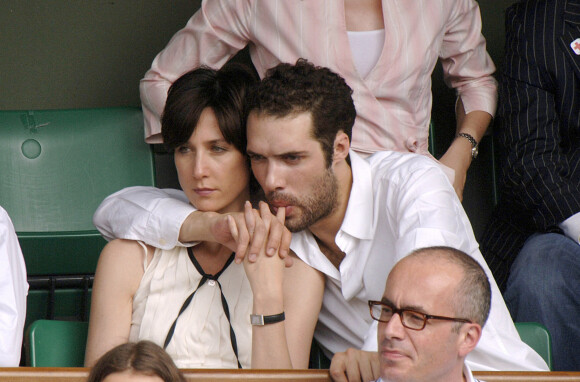 Elsa Zylberstein et Nicolas Bedos durant le tournois de tennis de Roland-Garros. Paris. Le 10 juin 2007. Gorassini-Gouhier-Guignebourg-Guibbaud/ABACAPRESS.COM