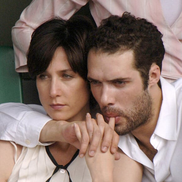 Elsa Zylberstein et Nicolas Bedos durant le tournois de tennis de Roland-Garros. Paris. Le 10 juin 2007. Gorassini-Gouhier-Guignebourg-Guibbaud/ABACAPRESS.COM