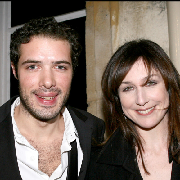 Elsa Zylberstei et Nicolas Bedos - Cérémonie "Les Globes de Cristal 2006 pour les arts et la cultures" au Palais du Luxembourg. Paris. Le 13 mars 2006.