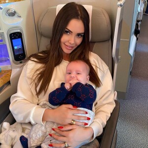 Nabilla Benattia avec son fils Milann dans un avion direction L.A, le 15 janvier 2020