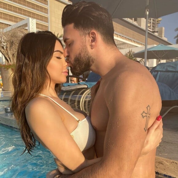 Nabilla Benattia dans une piscine avec Thomas Vergara, le 29 novembre 2019