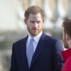 Le prince Harry rencontre des jeunes joueurs de rugby dans les jardins du palais de Buckhingam à Londres le 16 janvier 2020.