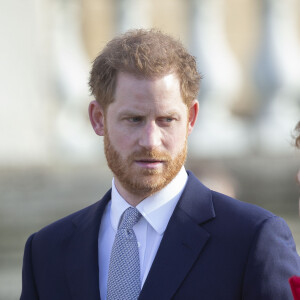 Le prince Harry rencontre des jeunes joueurs de rugby dans les jardins du palais de Buckhingam à Londres le 16 janvier 2020.