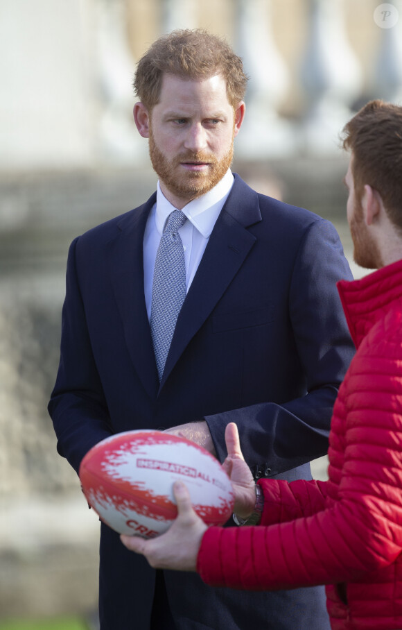 Le prince Harry rencontre des jeunes joueurs de rugby dans les jardins du palais de Buckhingam à Londres le 16 janvier 2020.