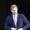 Le prince Harry, duc de Sussex, rencontre des jeunes joueurs de rugby dans les jardins du palais de Buckhingam à Londres le 16 janvier 2020.