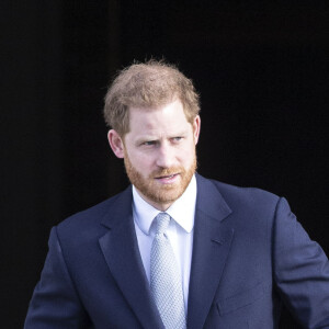 Le prince Harry, duc de Sussex, rencontre des jeunes joueurs de rugby dans les jardins du palais de Buckhingam à Londres le 16 janvier 2020.