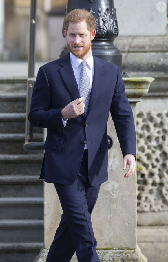 Le prince Harry, duc de Sussex, rencontre des jeunes joueurs de rugby dans les jardins du palais de Buckhingam à Londres le 16 janvier 2020.
