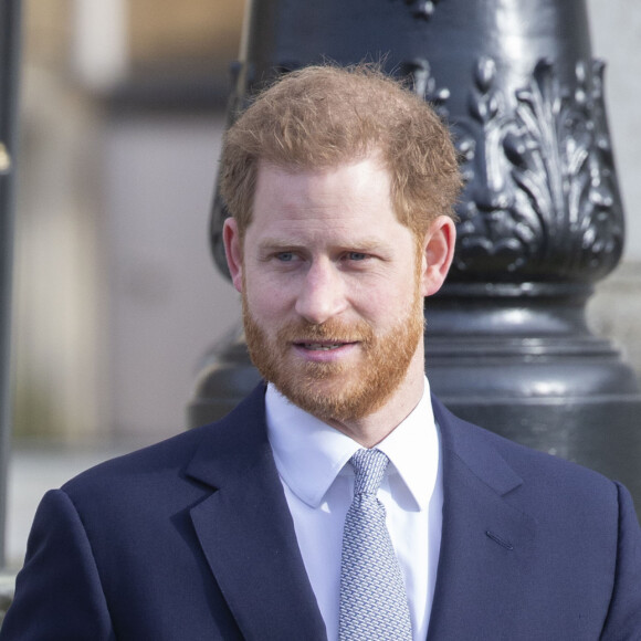 Le prince Harry, duc de Sussex, rencontre des jeunes joueurs de rugby dans les jardins du palais de Buckhingam à Londres le 16 janvier 2020.