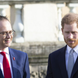 Le prince Harry, duc de Sussex, rencontre des jeunes joueurs de rugby dans les jardins du palais de Buckhingam à Londres le 16 janvier 2020.