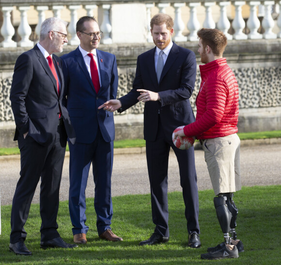 Le prince Harry, duc de Sussex, rencontre des jeunes joueurs de rugby dans les jardins du palais de Buckhingam à Londres le 16 janvier 2020.