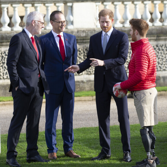 Le prince Harry, duc de Sussex, rencontre des jeunes joueurs de rugby dans les jardins du palais de Buckhingam à Londres le 16 janvier 2020.