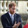 Le prince Harry rencontre des jeunes joueurs de rugby dans les jardins du palais de Buckhingam à Londres le 16 janvier 2020.