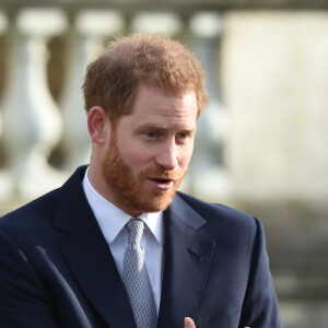 Le prince Harry rencontre des jeunes joueurs de rugby dans les jardins du palais de Buckhingam à Londres le 16 janvier 2020.