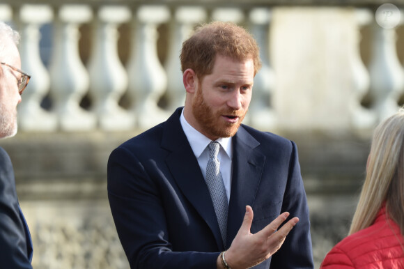 Le prince Harry rencontre des jeunes joueurs de rugby dans les jardins du palais de Buckhingam à Londres le 16 janvier 2020.