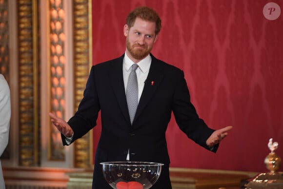 Le prince Harry rencontre des jeunes joueurs de rugby dans les jardins du palais de Buckhingam à Londres le 16 janvier 2020.