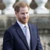 Le prince Harry, duc de Sussex, rencontre des jeunes joueurs de rugby dans les jardins du palais de Buckhingam à Londres le 16 janvier 2020.