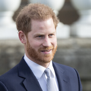 Le prince Harry, duc de Sussex, rencontre des jeunes joueurs de rugby dans les jardins du palais de Buckhingam à Londres le 16 janvier 2020.