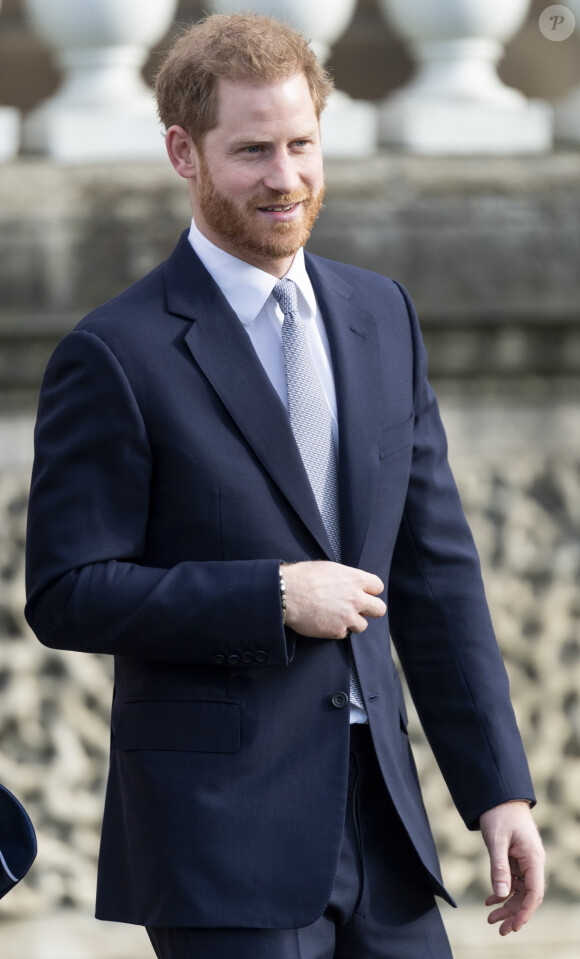 Le prince Harry, duc de Sussex, rencontre des jeunes joueurs de rugby dans les jardins du palais de Buckhingam à Londres le 16 janvier 2020.