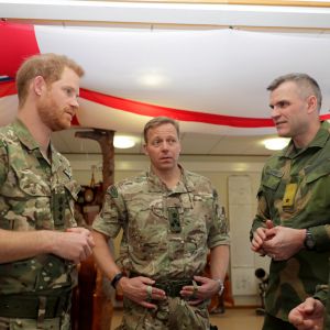 Le prince Harry, visite un commando héliporté en exercice sur la base de l'armée de l'air norvégienne à Bardufoss, en Norvège, le 14 février 2019.