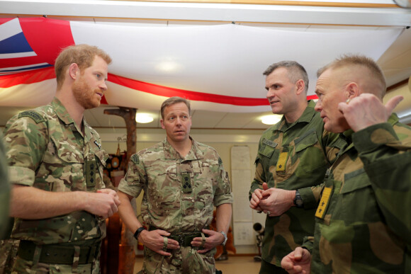 Le prince Harry, visite un commando héliporté en exercice sur la base de l'armée de l'air norvégienne à Bardufoss, en Norvège, le 14 février 2019.