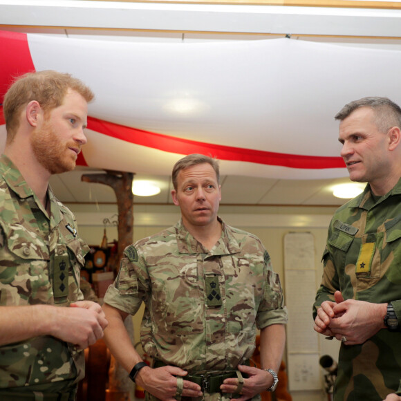 Le prince Harry, visite un commando héliporté en exercice sur la base de l'armée de l'air norvégienne à Bardufoss, en Norvège, le 14 février 2019.