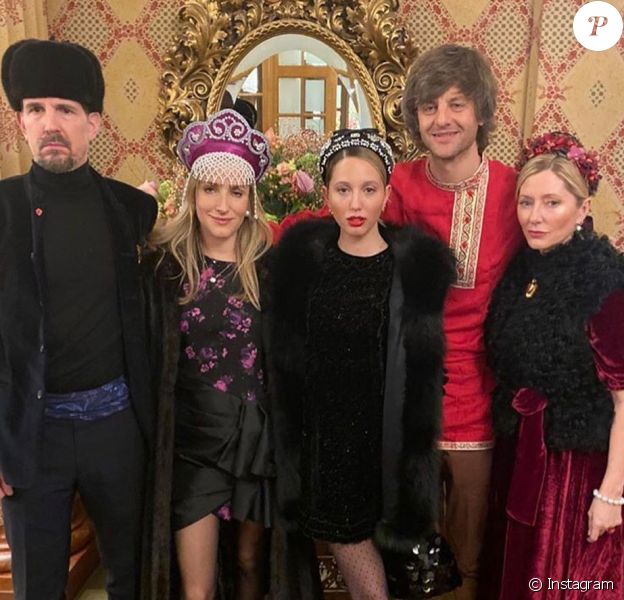 Le prince Pavlos de Grèce, sa femme la princesse Marie-Chantal (à droite), leur fille la princesse Maria Olympia (au centre) avec le prince Ernst August de Hanovre et la princesse Ekaterina lors de la fête "russe" au cours du week-end du mariage de Stavros Niarchos et Dasha Zhukova, le 18 janvier 2020 à Saint-Moritz en Suisse.