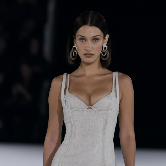 Bella Hadid - Défilé Jacquemus Homme automne-hiver 20/2021 intitulé 1997 à Paris, le 18 janvier 2020.