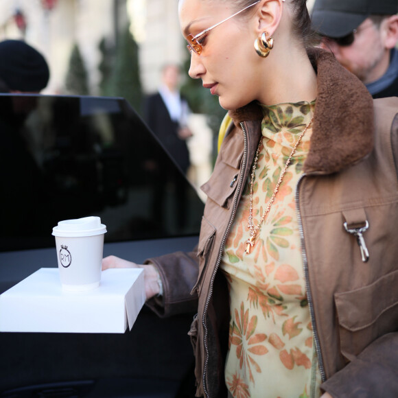 Bella Hadid à la sortie de son hôtel Le royal Monceau à Paris le 18 janvier 2020. Elle se rend au défilé Jacquemus.